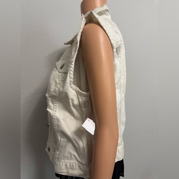 Mudd Off-White Vest with Crochet Accents - Picture 3 of 12